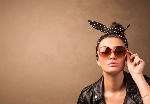 Porträt einer jungen hübschen Frau mit Sonnenbrille und Kopierraum — Stockfoto