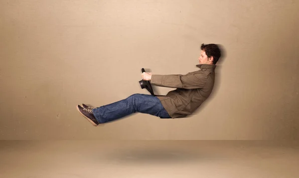 Šťastný legrační muž řízení létající auto koncept — Stock fotografie