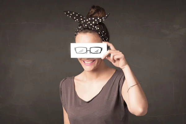 Chica feliz mirando con gafas de ojo de papel dibujado a mano —  Fotos de Stock