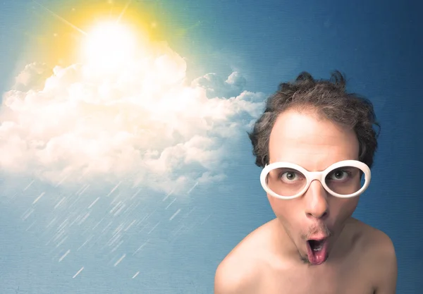 Νεαρός που κοιτάζει με γυαλιά ηλίου στα σύννεφα και τον ήλιο — Φωτογραφία Αρχείου