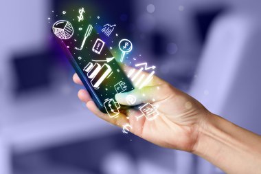 Finans ve pazar simgelerine ve sembollerine sahip akıllı telefon