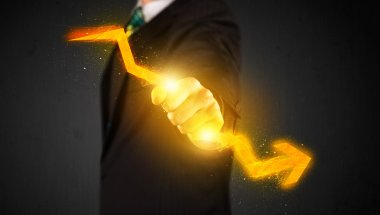 Işıl ışıl, dik bir ok tutan iş adamı