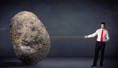 bir ip ile büyük rock çekerek işadamı 