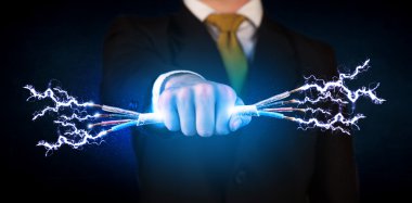 Elektrik kablolarını tutan iş adamı