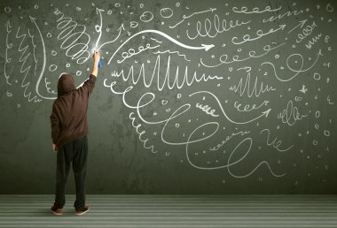 Genç şehir ressamı çiziyor