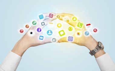 Eller mobil uygulama simgeleri ile bir form oluşturuluyor