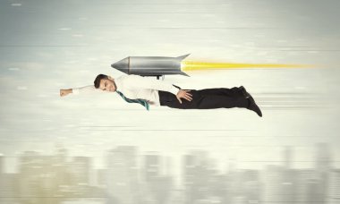 süper kahraman iş adamı ile jet pack roket CIT yukarıda uçan
