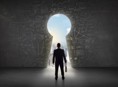 Parlak şehir manzaralı anahtar deliğine bakan bir işadamı 