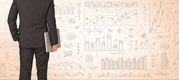 Geschäftsmann mit Diagrammen und Grafiken — Stockfoto