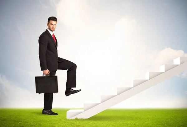 Persona de negocios subiendo por la escalera blanca en la naturaleza —  Fotos de Stock