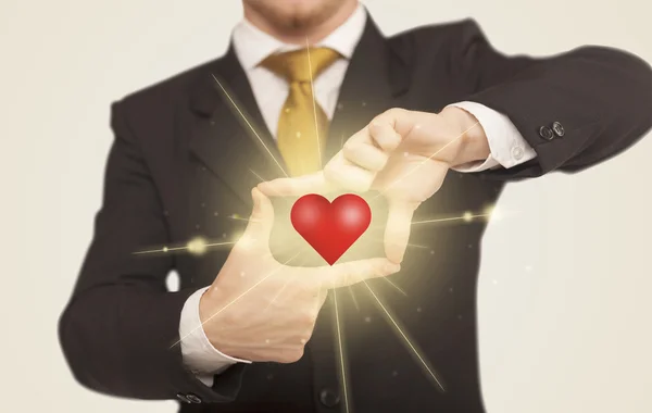 Handen die een vorm creëren met een stralend hart — Stockfoto