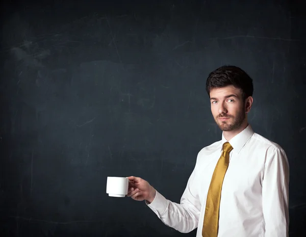 Empresario sosteniendo una taza blanca —  Fotos de Stock