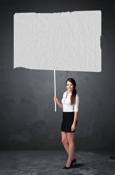 Empresária com papel de livreto em branco — Fotografia de Stock