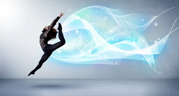 Adolescente bonito pulando com cachecol azul abstrato em torno dela — Fotografia de Stock
