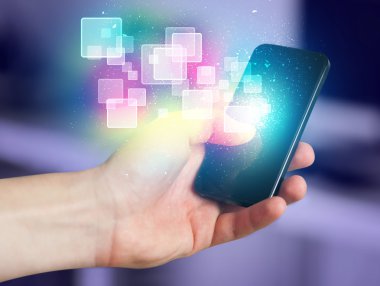 Soyut parlayan kareler ile akıllı telefon tutan el