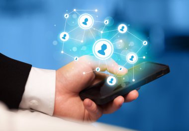Smartphone, sosyal ağ kavramı işaret parmak