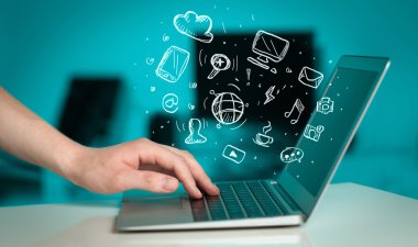 Dizüstü bilgisayarla iletişim medya simgeler yazma el