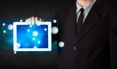 genç bir kişi ile iletişim teknolojisi concep talbet holding