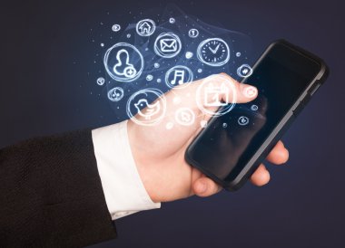 El smartphone telefon app seçenekleri ile tutarak