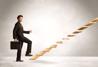 Bir merdiven çıkıyorum