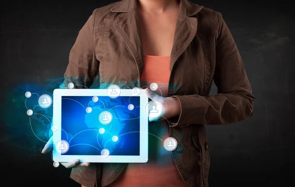 Jeune tenant talbet avec la technologie de communication concéder — Photo