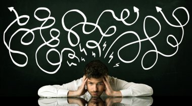 Depresyondaki işadamı çizgili çizgiler altında oturuyor