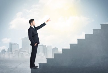 İşadamı beton merdiven konseptine tırmanıyor