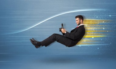 Genç adam hayali hızlı araba bulanık hatları ile sürüş