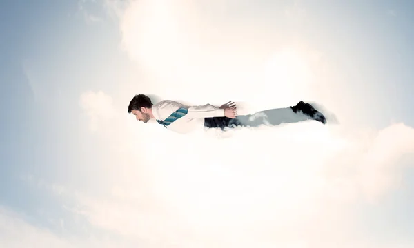 Hombre de negocios volando como un superhéroe en las nubes en el cielo — Foto de Stock