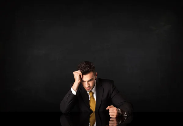 Empresario sentado en un escritorio — Foto de Stock