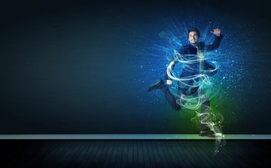 Yetenekli neşeli iş adamı parlayan enerji hatlarıyla zıplıyor