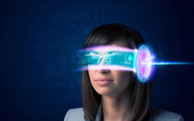 Gelecekten gelen yüksek teknoloji akıllı telefon gözlüklü kadın.