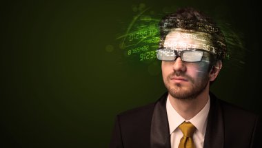 İş adamı yüksek teknoloji hesaplamalarına bakıyor.