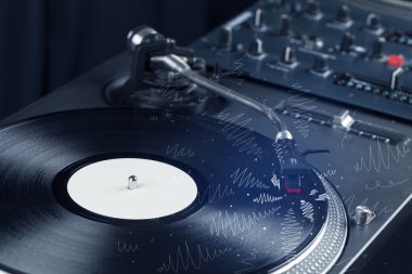 Turntable elle çizilmiş çizgilerle müzik çalıyor