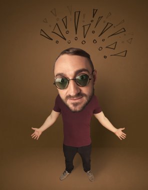 Sosyal ünlem işaretli koca kafalı insan.