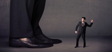 Büyük bacaklar ve küçük iş adamları ön planda duruyor.