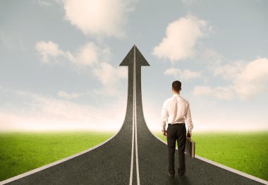 İşadamı 3D yolda ilerleyen okla lokking