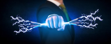 Elektrik kablolarını tutan iş adamı