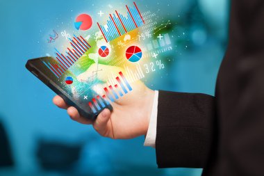 İşadamı elinde grafik sembollü akıllı telefon tutuyor.
