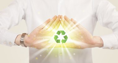 Geri dönüşüm işaretli bir form oluşturan eller