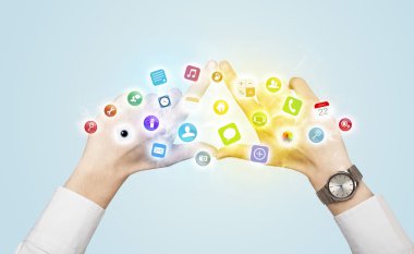 Eller mobil uygulama simgeleri ile bir form oluşturuluyor