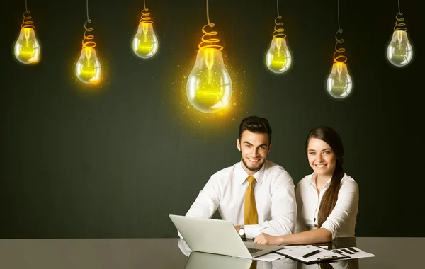 Coppia business con lampadine idea — Foto Stock