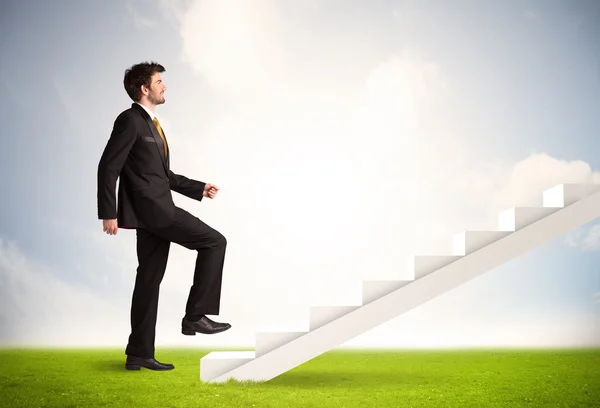 Persona de negocios subiendo por la escalera blanca en la naturaleza — Foto de Stock