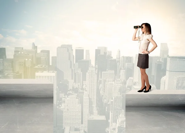 Businesswoman standing on the edge of rooftop — Stock Photo, Image