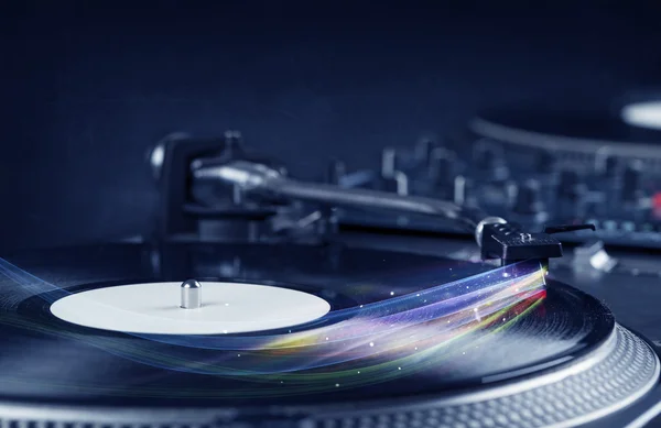 Musikspieler spielt Vinylmusik mit farbenfrohen abstrakten Linien — Stockfoto