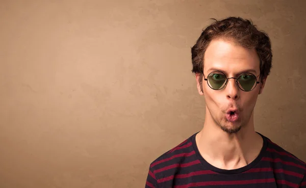 Portret van een jonge grappige man met zonnebril en copyspace — Stockfoto