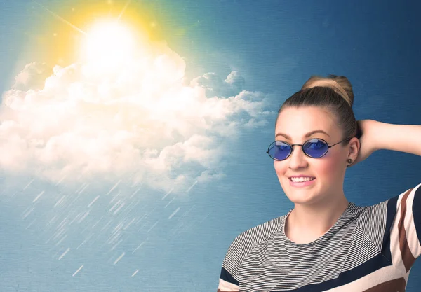 Молода людина дивиться з сонцезахисними окулярами на хмарах і сонці — стокове фото