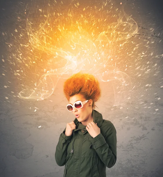 Junge Frau mit energisch explodierenden roten Haaren — Stockfoto