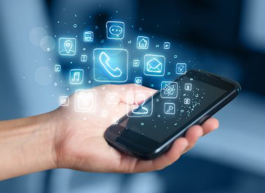 El smartphone telefon app simgeleri ile tutarak