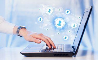 El dizüstü bilgisayar ve Sosyal Medya Icons yakın çekim